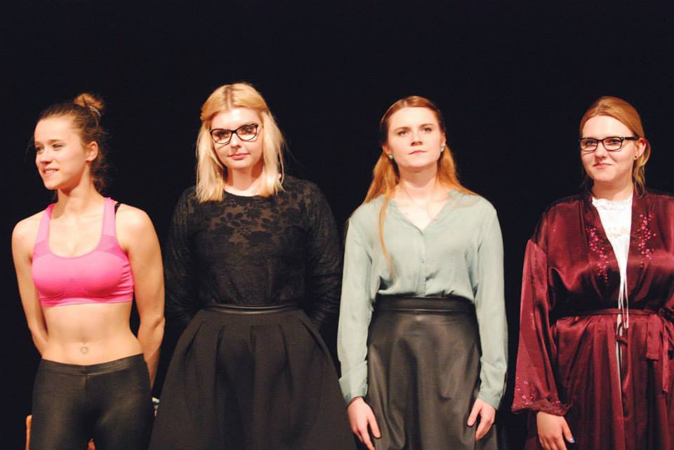 Scena ze spektaklu Mury zamiast mostów 31