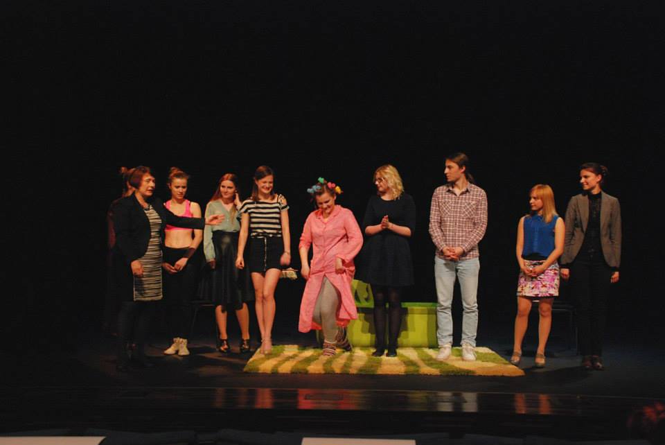 Scena ze spektaklu Mury zamiast mostów 40