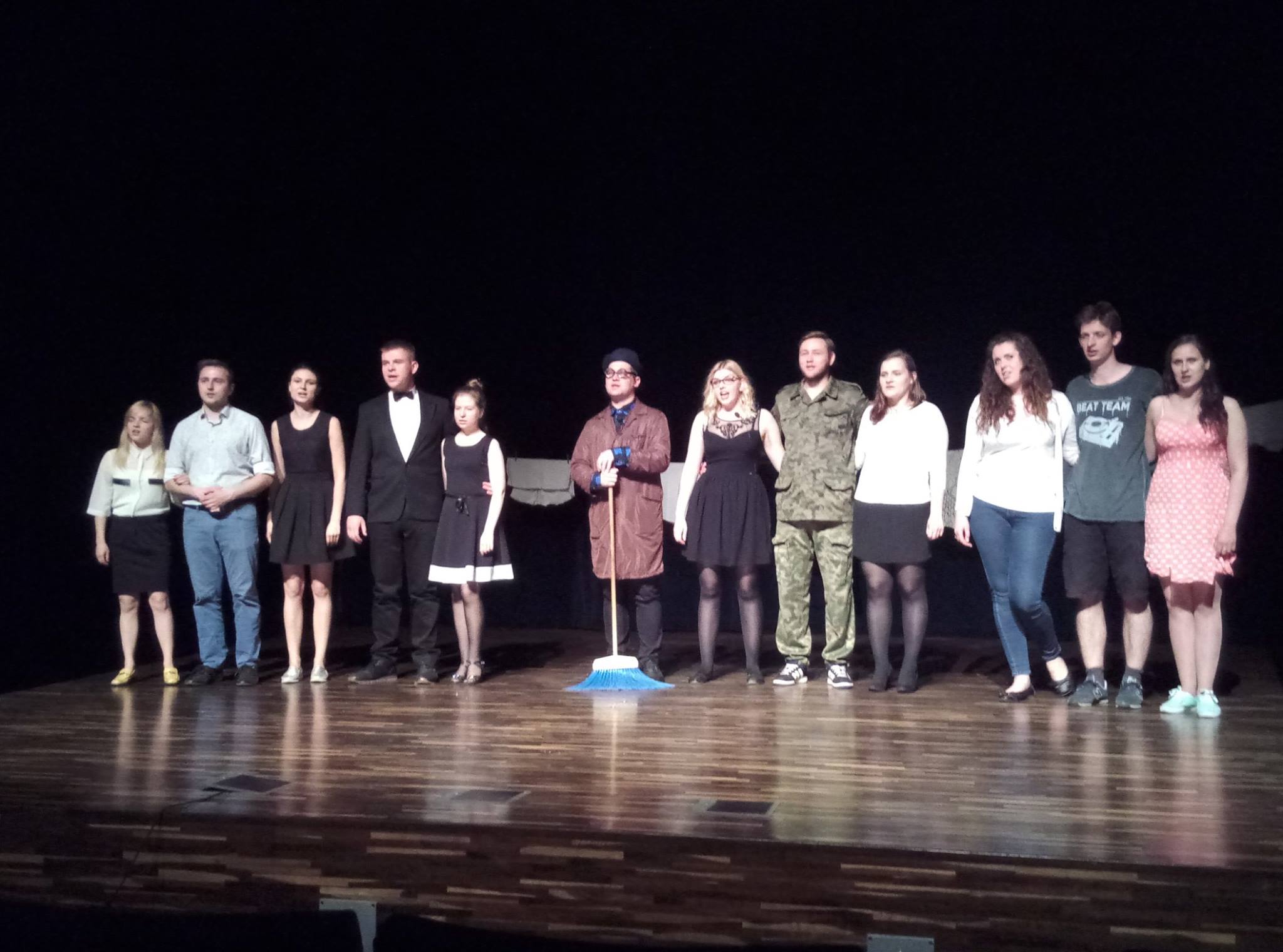 Scena ze spektaklu Niepokój, niepewność 1