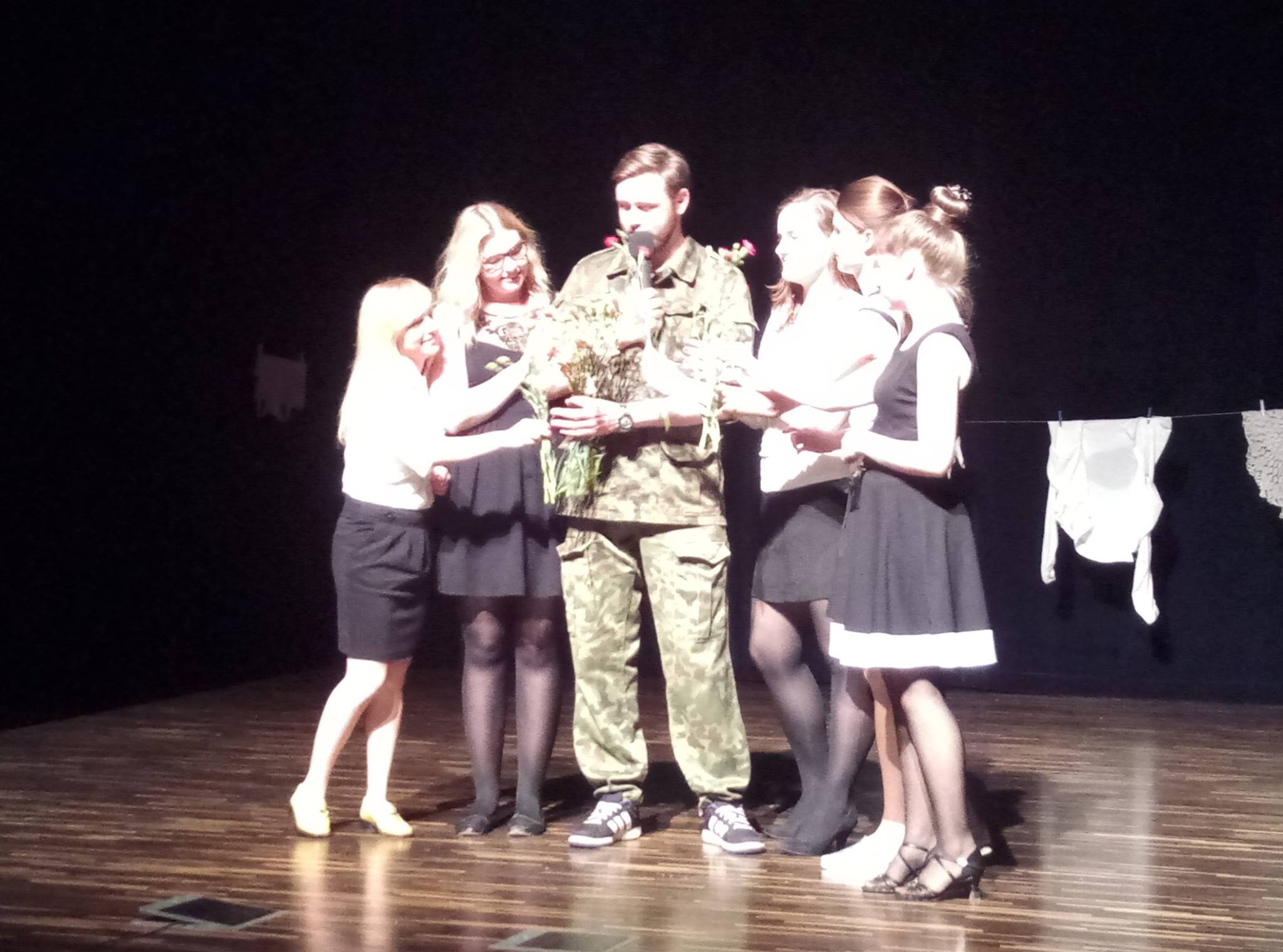 Scena ze spektaklu Niepokój, niepewność 6