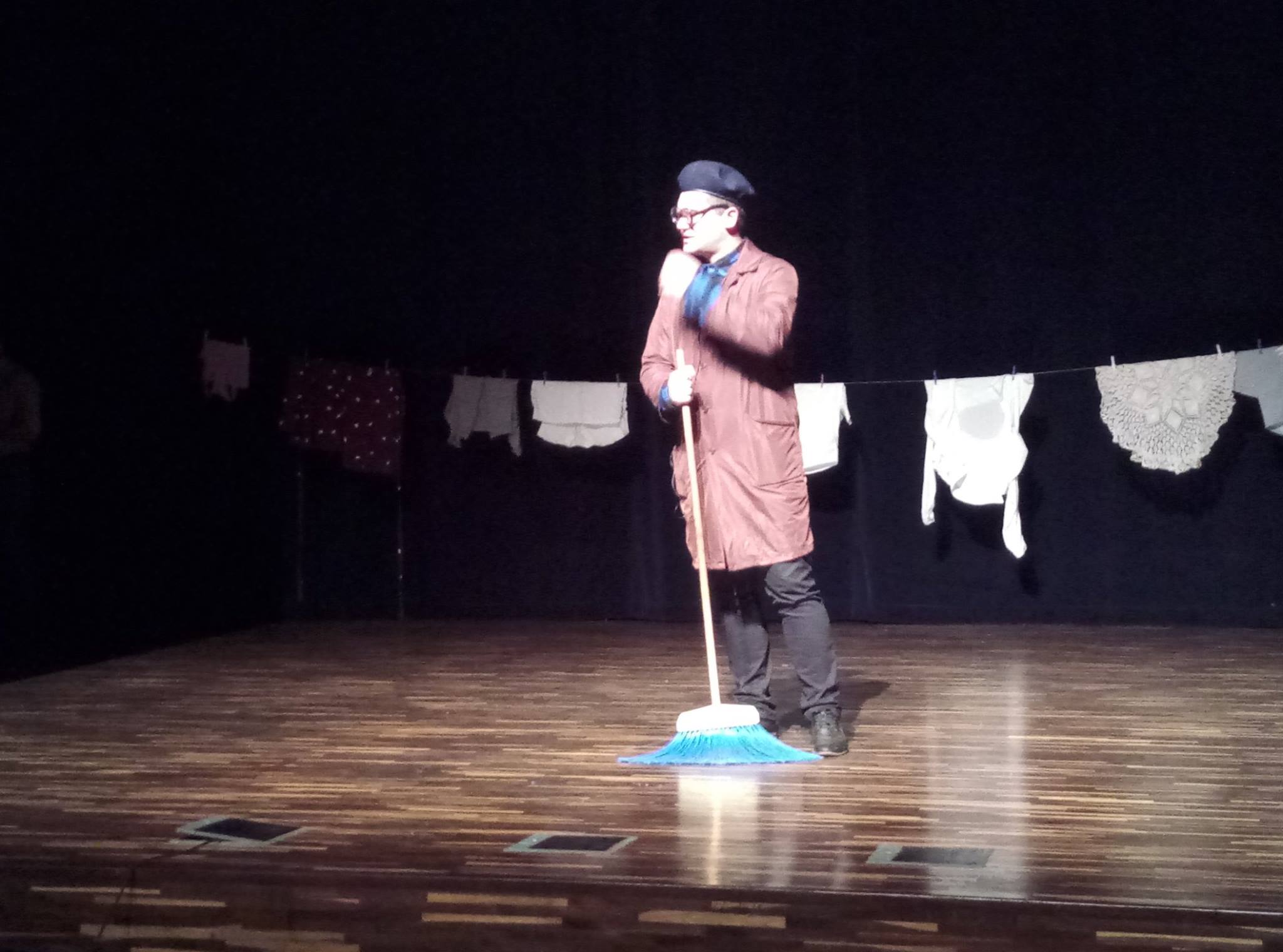 Scena ze spektaklu Niepokój, niepewność 7